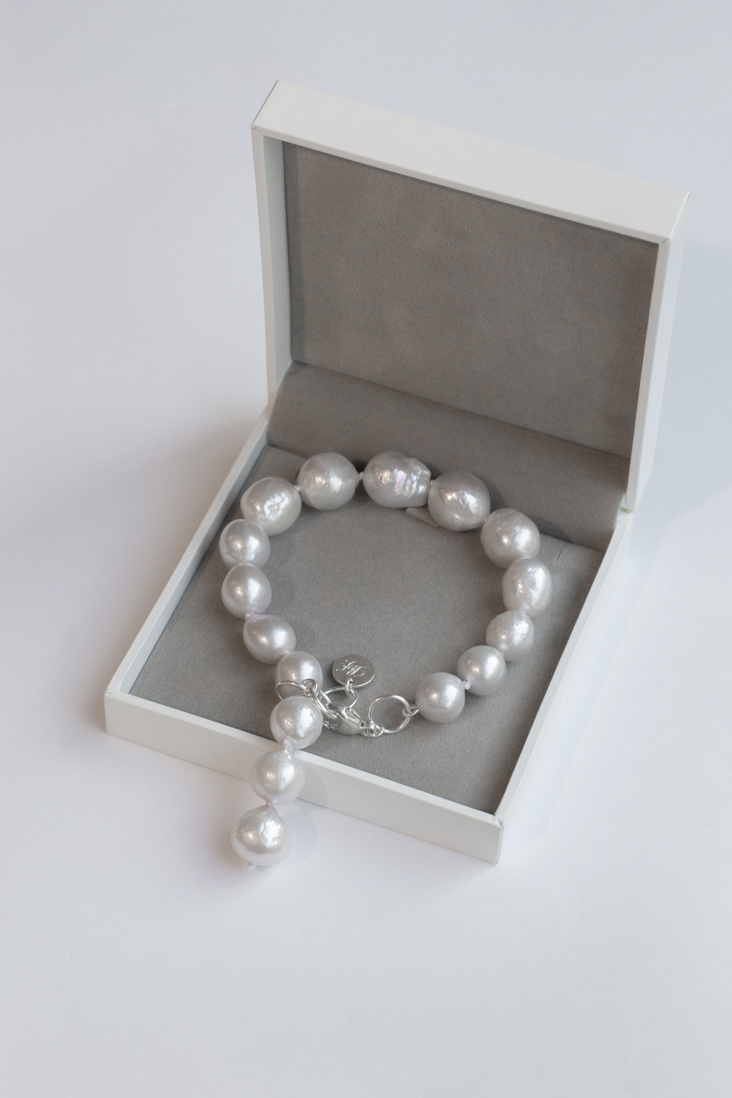 la-famiglia-couture-autumn-pearl-bracelet